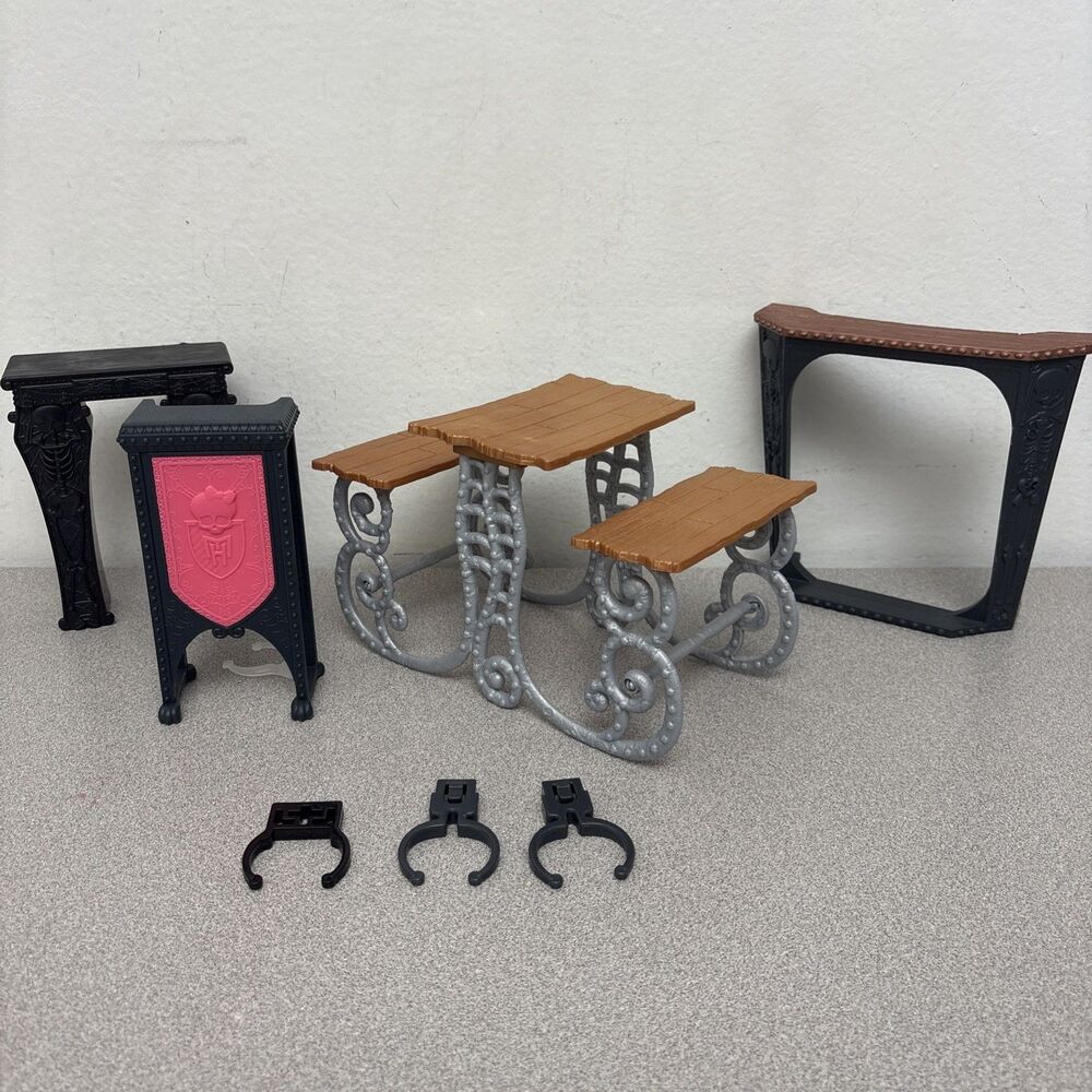 Monster High Deadluxe Castle Replacement Furniture Lot, Picnic Table, Podium +++
